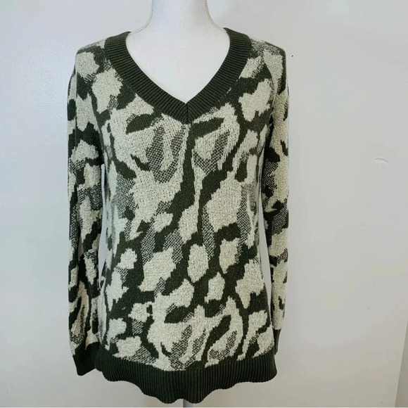 Caslon Sweater Woman Small  V Neck‎ Long Sleeve Green Camouflage Casual Workwear - Picture 1 of 11